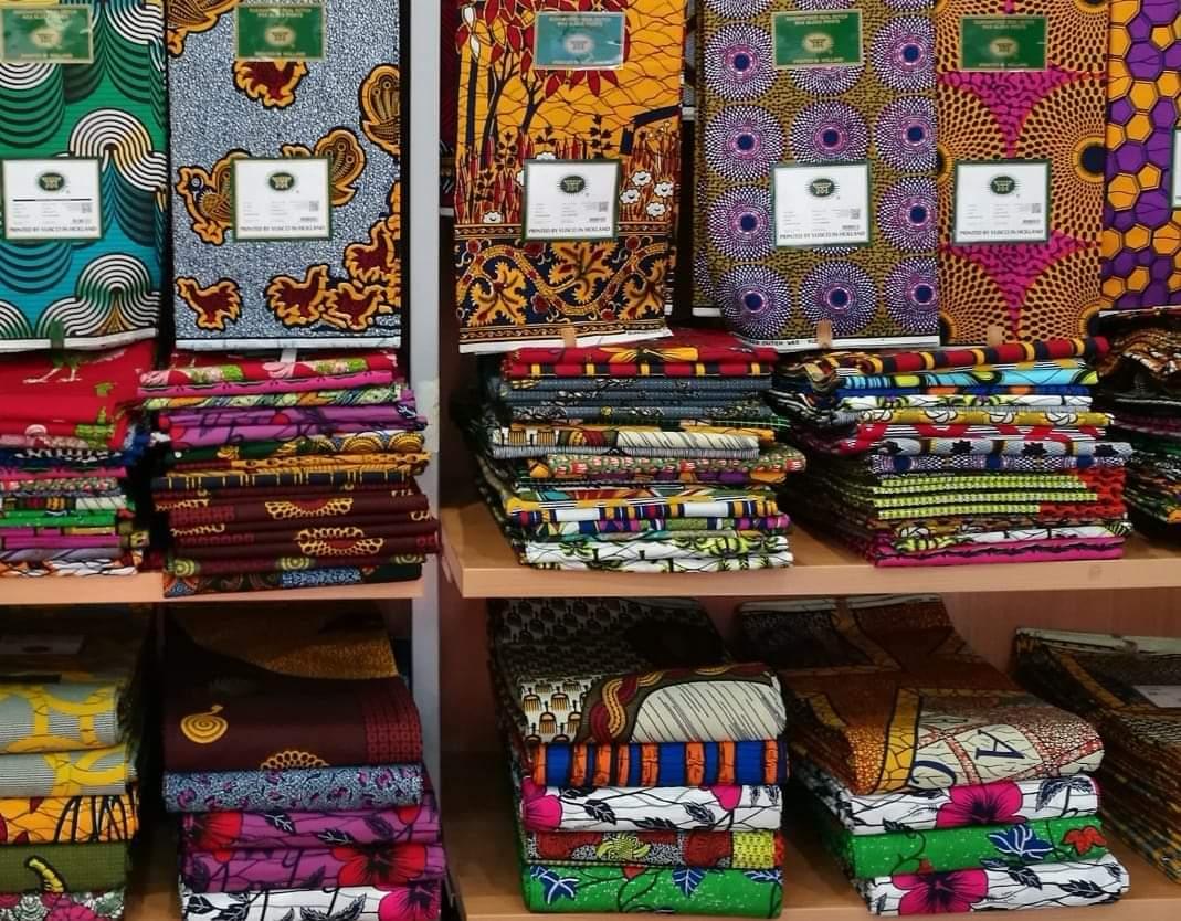 djimhotengar's tweet photo. Vlisco, Wax, Super wax, Woodin. Ces mots sont tellement installés dans nos subconscients collectifs que bcp pensent encore aujourd'hui que ce sont des "marques #africaines". Pourtant, leur histoire, leur ADN, leur production, leur cœur de direction, leur revenu sont...hollandais. https://t.co/US8Zo6QBKp