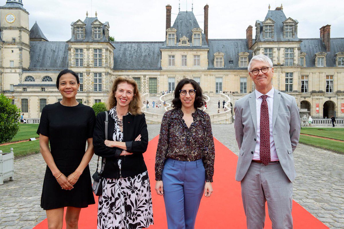 MinistereCC's tweet photo. La ministre de la Culture, @RimaAbdulMalak, s’est rendue au Château de Fontainebleau à l’occasion de la réouverture au public de l’escalier en Fer-à-Cheval, après une restauration d'envergure de près de 3 ans. https://t.co/rMhh3EUTbN