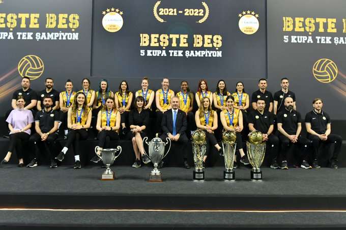 Vakıfbank kadın voleybol takımının CEV kupasıyla pozu