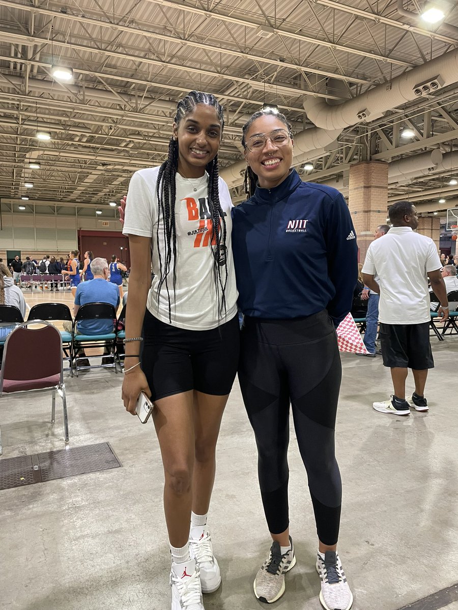 First recruiting weekend ✅

So glad to have had the opportunity to hit the road, connect with so many amazing college coaches and search for some future Highlanders 👀⚔️

Thank you to <a href="/MLane417/">Michael Lane</a> <a href="/AaronGratch/">Aaron Gratch</a> and <a href="/CoachMitchell04/">Sara Mitchell</a> for showing me the ropes!