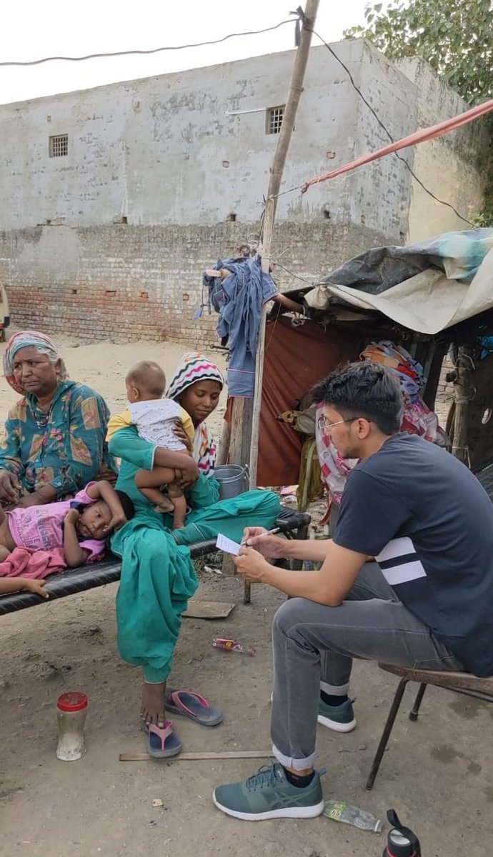 स्प्रेड स्माइल फाउंडेशन द्वारा झुग्गी झोपड़ियों में चलाया गया जागरूकता अभियान। लोगो को नशा न करने के बारे में समझाया।
