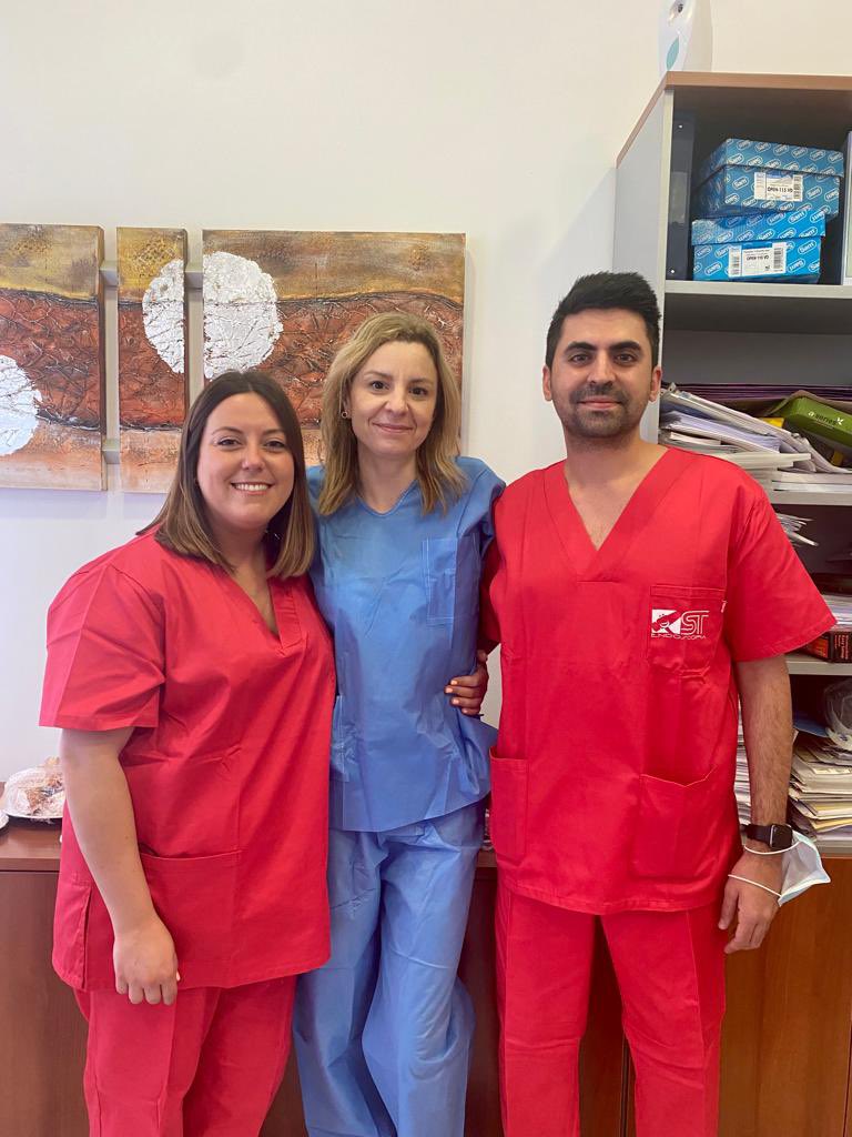 Mis queridos R4, <a href="/JoaquinGM93/">Joaquin Garcia Marquez</a> y <a href="/BegonaVilchez/">Begoña Vidal Vilchez</a> ,mis compañeros , mis amigos. Qué afortunada por haber podido acompañaros en 4 años de residencia. Dejaréis un enorme vacío en el servicio, lo que demuestra vuestra grandeza. Ahora toca volar solos,sé q llegaréis muy lejos❤️