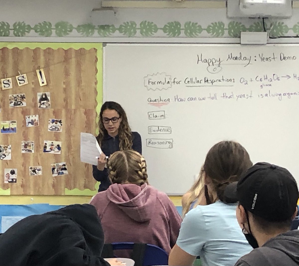 Yr 2 Sci T Ms Reynolds previewing lab instructions w her MS Ss - discussing independent and dependent variables ⁦<a href="/SimiValleyUSD/">Simi Valley Schools</a>⁩  🔬🎈💨⭐️