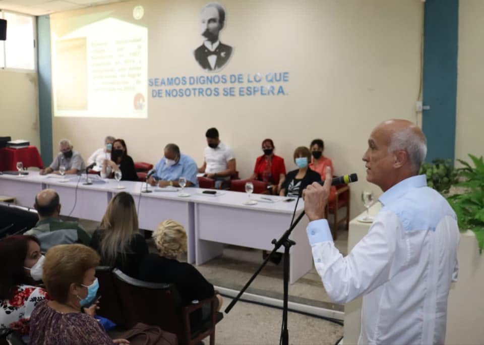DainetPere's tweet photo. El Dr. C.  Santiago Lajes Choy, rector de la Universidad de Camagüey presenta el informe a los evaluadores de la Junta de Acreditación Nacional, en el que resalta el crecimiento de la institución camagüeyana desde el 2014 hasta la fecha. https://t.co/6JxEixVZVU