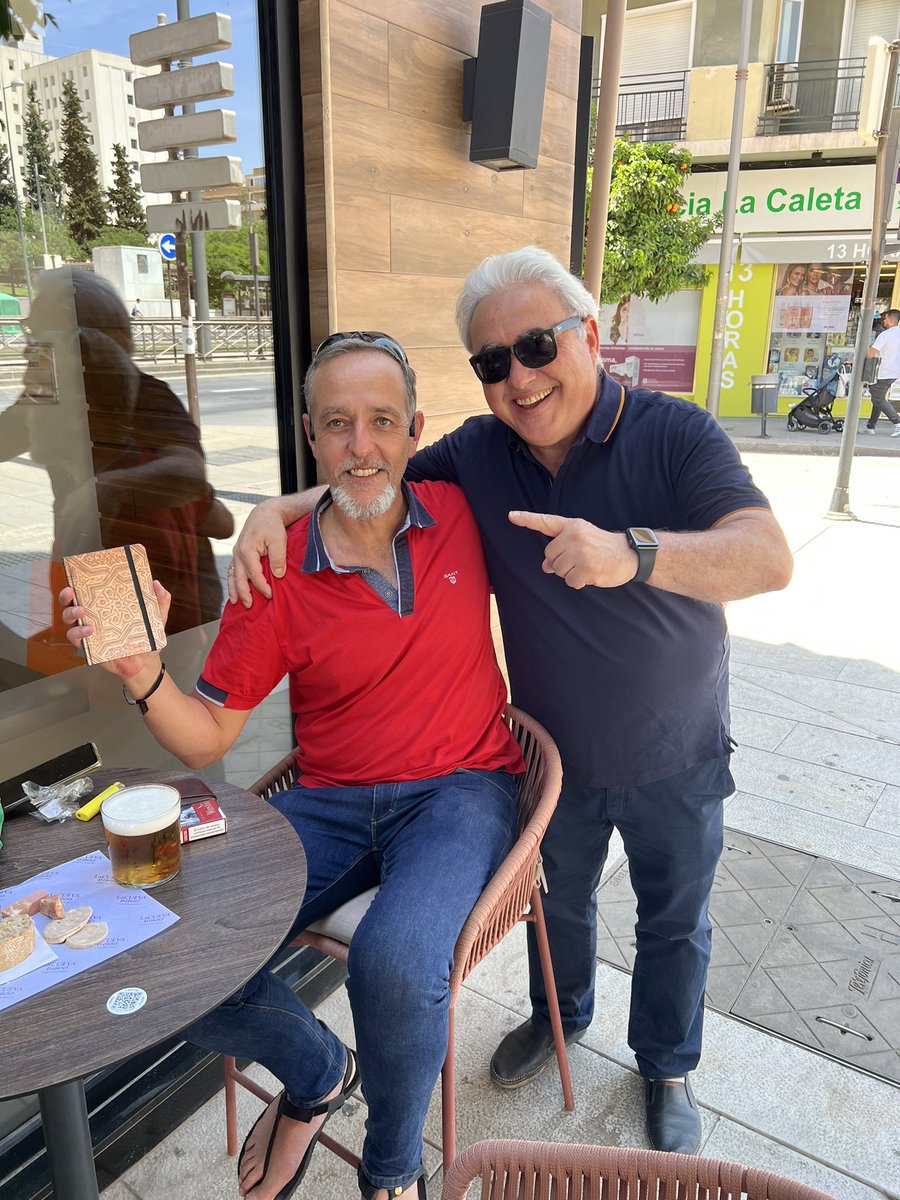 Y finalizamos la jornada con el último #profesional de este curso <a href="/ignacio_conejo/">Ignacio CM</a> y el detalle que le da nuestro centro <a href="/iescartuja/">IES Cartuja</a> ¡gracias por venir y aportar a esta comunidad! 

#FP #CyACartuja #AtenciónAlCliente