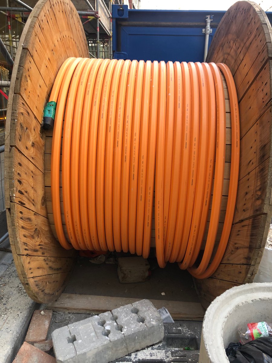 Digital_Agenda's tweet photo. Er til Europas største fibernetkonference i Wien og hvad støder man på midt inde i det historiske centrum ? En kabeltromle klar til at lægge fibernet ned til lejligheder og butikker. Stephansdom (kirken) er fra 1100-tallet. Om den også har lys i fiberen dog vides ikke #dkfiber https://t.co/fR9S8a6ikJ