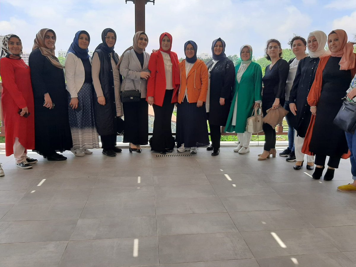 Esenler Belediyemizce  hayata geçirilen <a href="/narprojesi/">Nar Kadın Girişimi Üretim ve İşletme Kooperatifi</a> ve faaliyetlerini yerinde görmek için  <a href="/manolyademroren/">Manolya Demirören</a> başkanımız ve 39 ilçe ekonomi birim başkanlarımız  ile ziyaret ettik .
Üreten kadınlarımıza her alanda destek veren <a href="/tevfikgoksu/"></a> başkanımıza  teşekkür ederim.