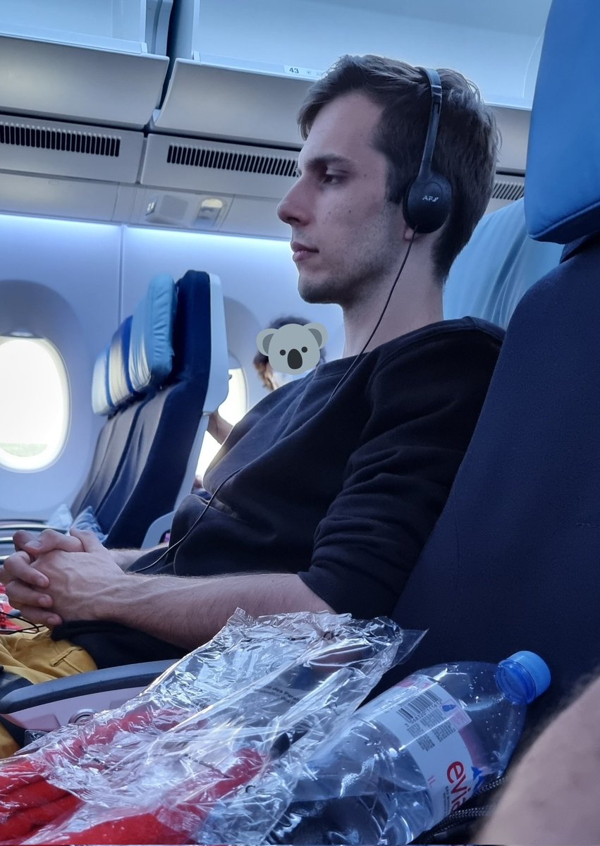 AlphaCastFR's tweet photo. Ya un mec chelou qui me suit depuis Montpellier il prend le même vol que moi pour New York ça m'inquiète. En plus il parle tout le temps de nains bref https://t.co/X6U7gTEGYT