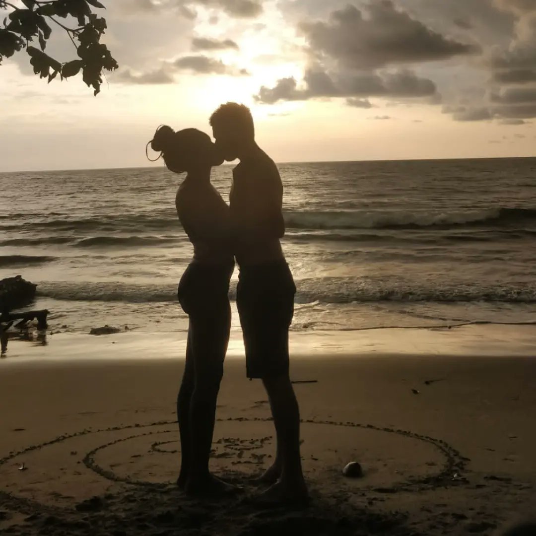 KelyNomo's tweet photo. Knowing how to take a break is very important in the ascension of a life. An ideal place, a magnificent sunset , so bright as this future I perceive, a charming company &amp; the sounds of the waves. What better way to get some fresh air? When it comes to issues #TomorrowIsAnotherDay https://t.co/3YaREMB4pL