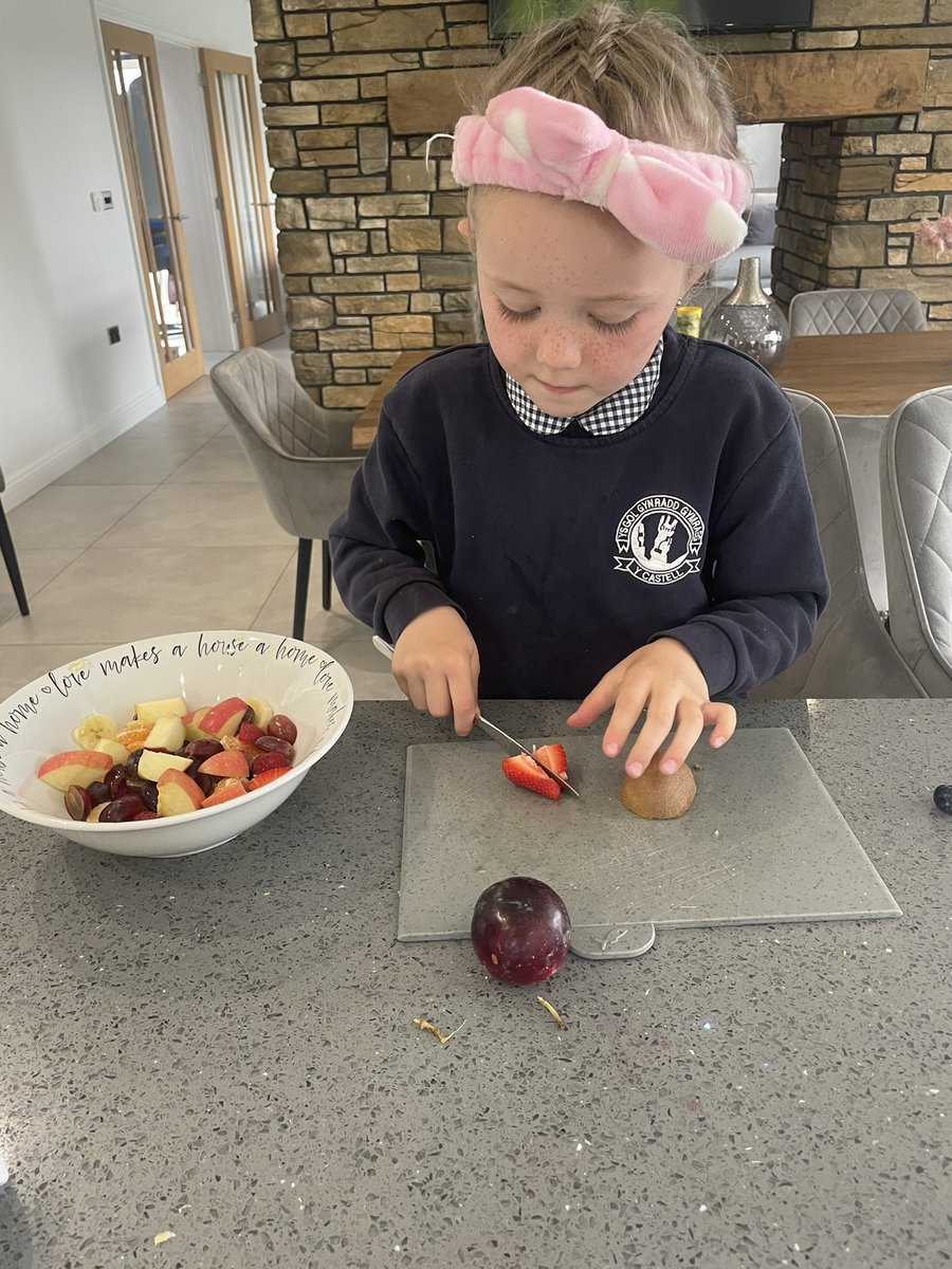 rees_katie's tweet photo. Gwaith cartref nant y draenog @Ysgol_y_Castell #gcnyd gwneud salad ffrwythau yum yum blasus iawn 🍓🍇🍎🍑🍊🍌🍏🥝🫐 https://t.co/EOgiOmYF3r