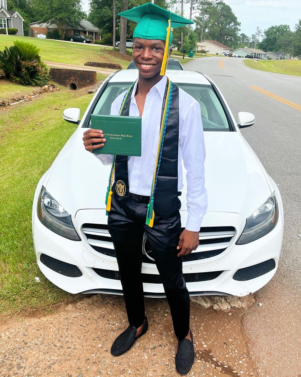 channingperryy's tweet photo. #GraduatedAF🎓 …on to the Bluff 🐆💙💛 #su26 https://t.co/MZnHRWWiwz