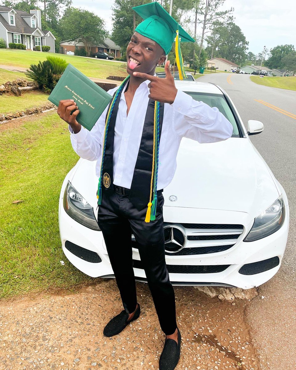 channingperryy's tweet photo. #GraduatedAF🎓 …on to the Bluff 🐆💙💛 #su26 https://t.co/MZnHRWWiwz