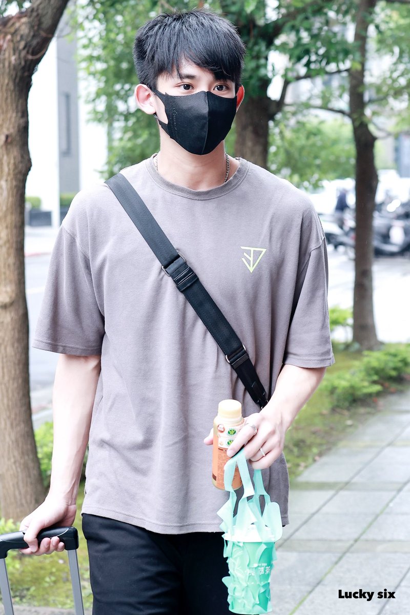 LuckySix__'s tweet photo. 🐶
220519 /// 上班

#陳治廷 #陳治廷leochen 
#原子少年 #原子少年atomboyz https://t.co/Ia3Ors9hwy