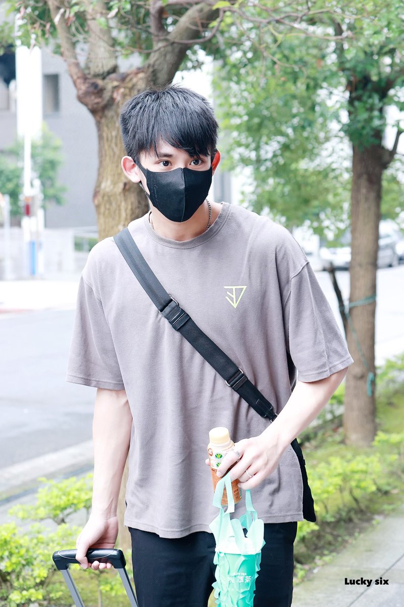 LuckySix__'s tweet photo. 🐶
220519 /// 上班

#陳治廷 #陳治廷leochen 
#原子少年 #原子少年atomboyz https://t.co/Ia3Ors9hwy