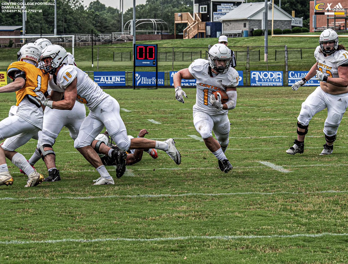 CentreFootball's tweet image. 📸 from our 2022 Gold and White game. We want to give a big shoutout to our ‘26 signing class, new recruits, and all families for making it a great atmosphere for competition! 

#PEV