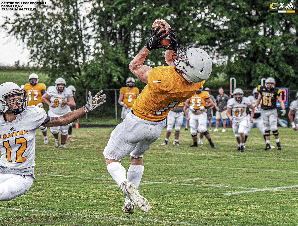 CentreFootball's tweet image. 📸 from our 2022 Gold and White game. We want to give a big shoutout to our ‘26 signing class, new recruits, and all families for making it a great atmosphere for competition! 

#PEV