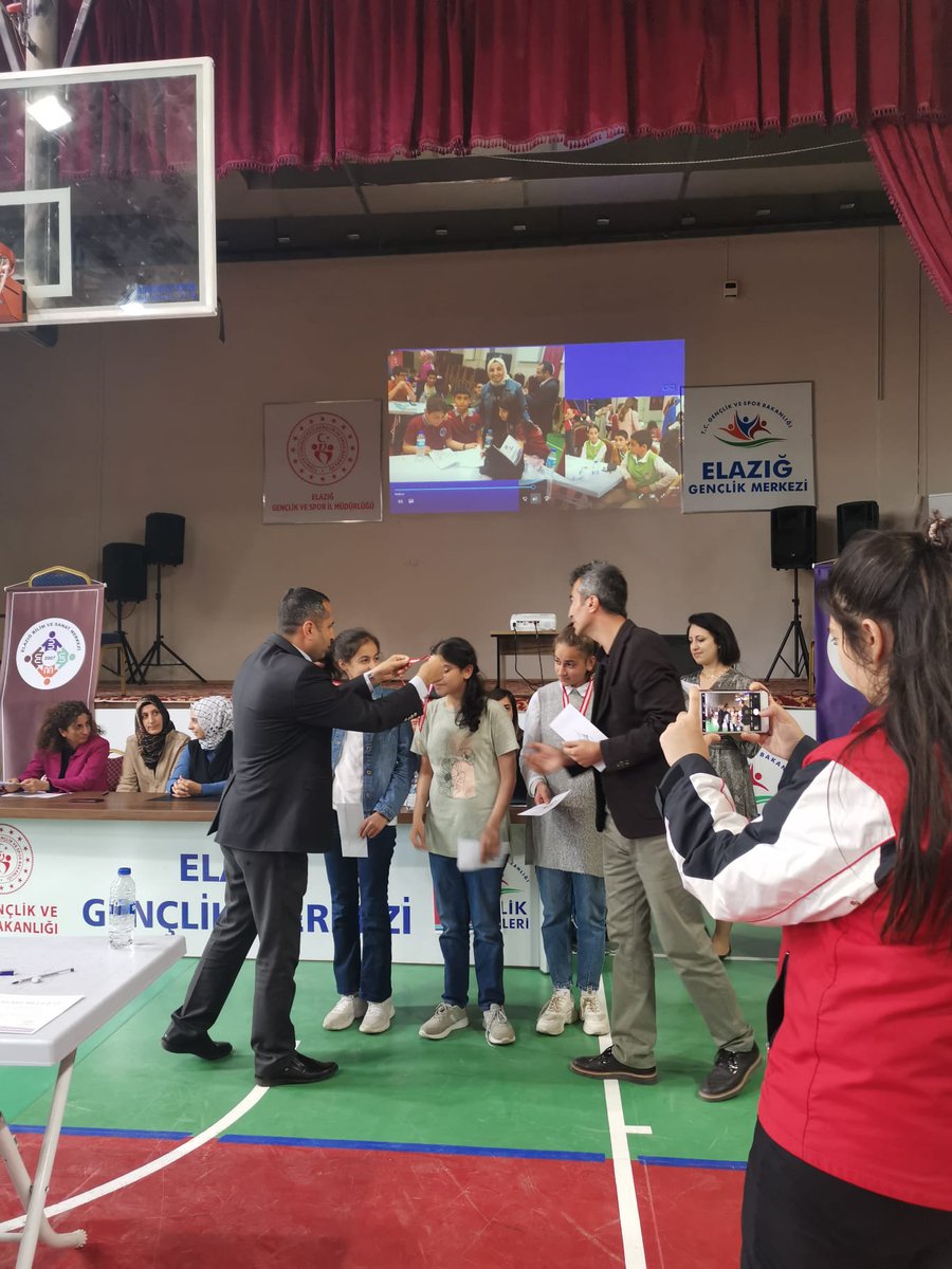 IlkYuzbas's tweet photo. Harezmi'den Cahit Arf'e Bilim Oyunları Yarışmasında okulumuz il 3. sü olmuştur. Rehber öğretmenimiz ve müdür yardımcımız #Güneryumlu ve öğrencilerimizi kutluyoruz..#tcmeb #elazigmem  #Yuzbasiioo https://t.co/HUUD6L2WXN