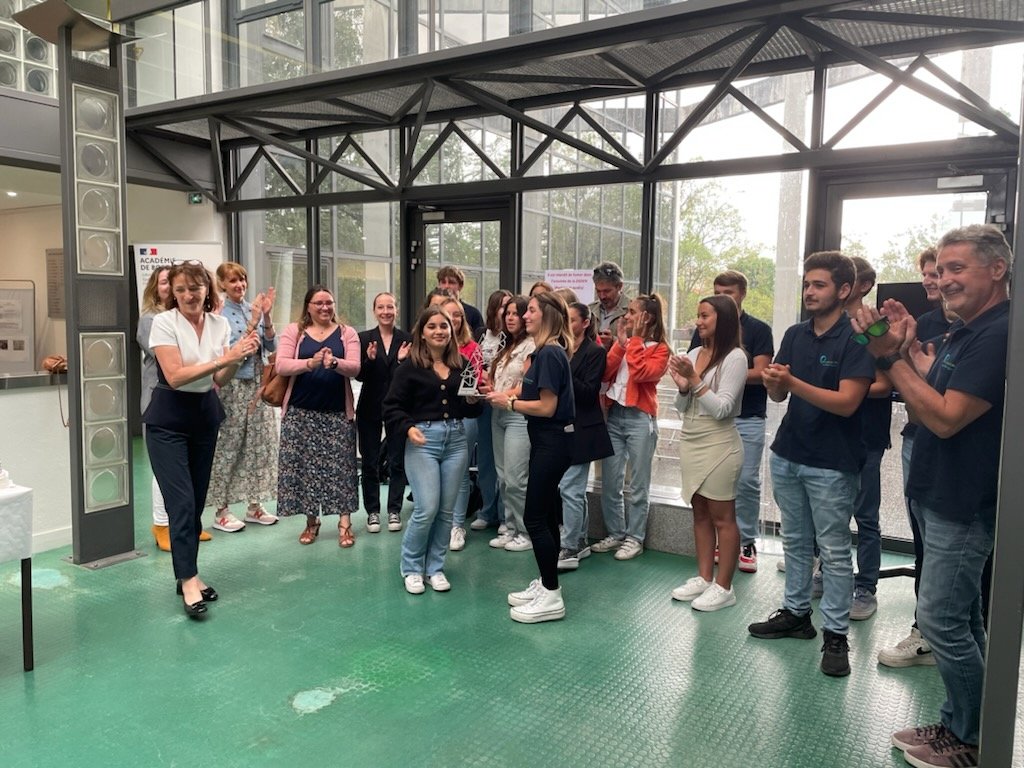 Remise des prix départementaux du chef d'œuvre par Madame l'IA-DASEN. Félicitations à tous les participants et à nos 3 lauréats : @lycee_foyen, le lycée Bel Orme de Bordeaux et celui qui représentera la Gironde lors du prix <a href="/AcBordeaux/">Académie de Bordeaux</a> <a href="/LDMCArcachon/">Collège Marie-Bartette</a> 👏
 <a href="/ABisagni/">anne bisagni</a> <a href="/education_gouv/">Ministère Éducation nationale</a>