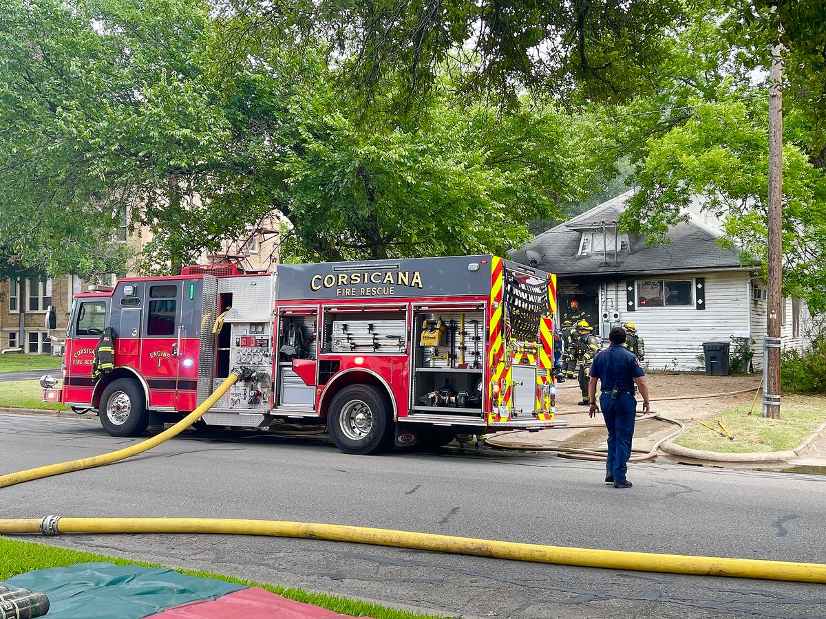 SiddonsMartin's tweet photo. Corsicana Fire Rescue's Engine 1, a Pierce Enforcer Pumper, working a residential structure fire on Sunday afternoon. #PierceOnScene #PiercePerformance #PerformLikeNoOther https://t.co/jqmX8CbWkt