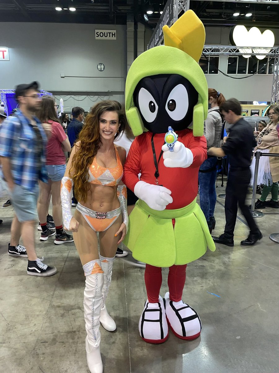 AmberNova73's tweet photo. 💥 That’s all Folks! 🎬 
Thank you 🙌🏼 @MegaConOrlando 🦸🏻‍♀️ for having me and 🏎 #DezerlandAutoMuseum w/ the #66BatMobile 🦇 and #JamesBond 🤵🏻‍♂️🍸#AstonMartin 👊🏼🔧 

Thank you to all the talented fans I met! 📸 Please tag me in your photos! 

#MegaConOrlando https://t.co/IRRw6aO82c
