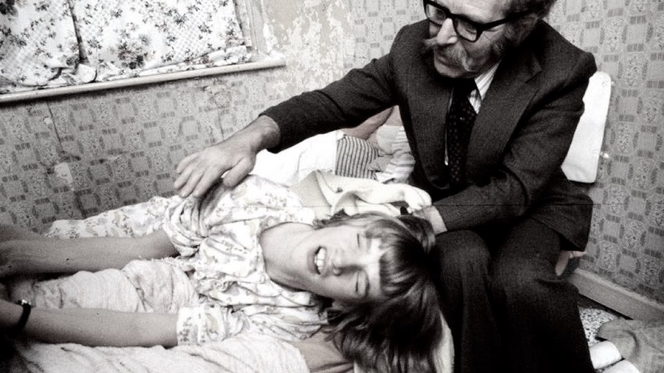 เธรดนี้จะมาเล่าเรื่องผีที่เกิดขึ้นจริงจนนำไปสร้างเป็นหนังเรื่อง The Conjuring 2 เรื่องราวของครอบครัวนึงที่โดนผีหลอกแบบสยองมากๆ แถมคดีนี้ยังมีพยานหลายสิบคนอ้างว่ามีผีจริง มีการบันทึกเสียงผีไว้ด้วย และเรื่องผีนี้ยังได้ถูกบันทึกไว้ในแฟ้มคดีของตำรวจลอนดอน (มีต่อในเมนชั่น)