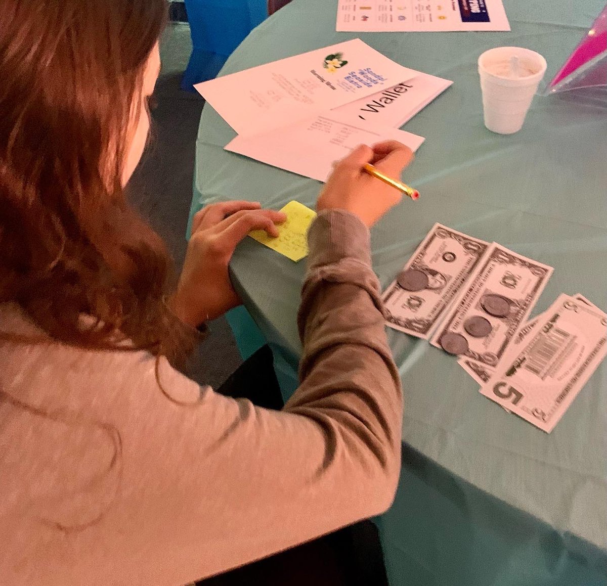 ashley_basnight's tweet photo. Amazing morning in Mr. Woods’ 7th Grade Office productivity class learning about budgeting money and tipping in a restaurant! And what better way than to bring the restaurant to @FfmsSeahawks 😍 #ffmscte #ctefornc #PancakeSquad https://t.co/1FhthfKJfW