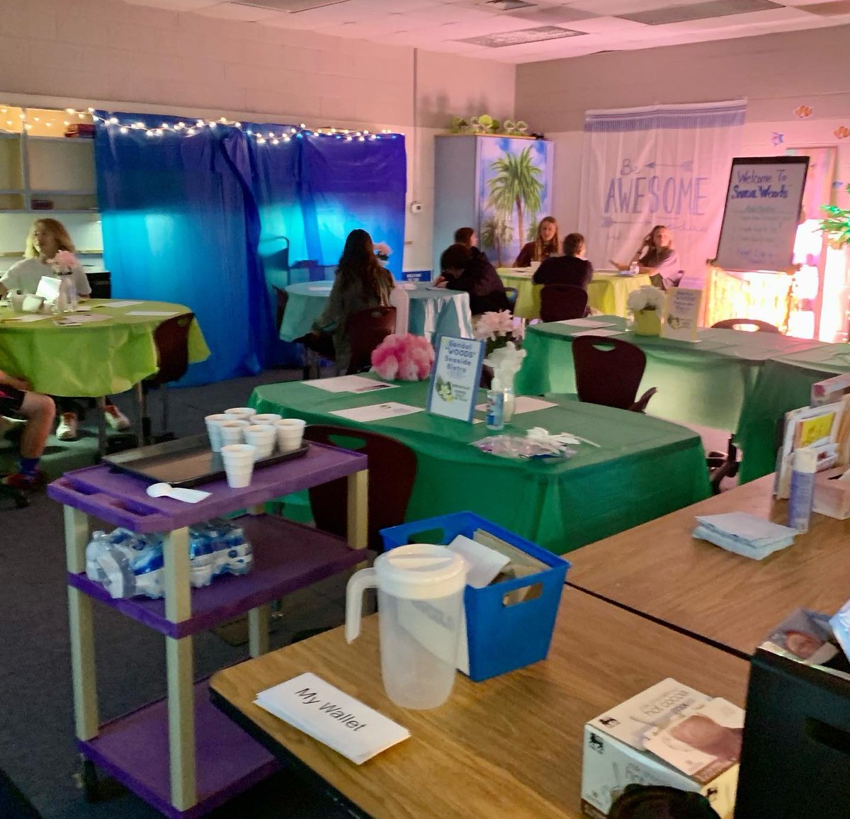 ashley_basnight's tweet photo. Amazing morning in Mr. Woods’ 7th Grade Office productivity class learning about budgeting money and tipping in a restaurant! And what better way than to bring the restaurant to @FfmsSeahawks 😍 #ffmscte #ctefornc #PancakeSquad https://t.co/1FhthfKJfW