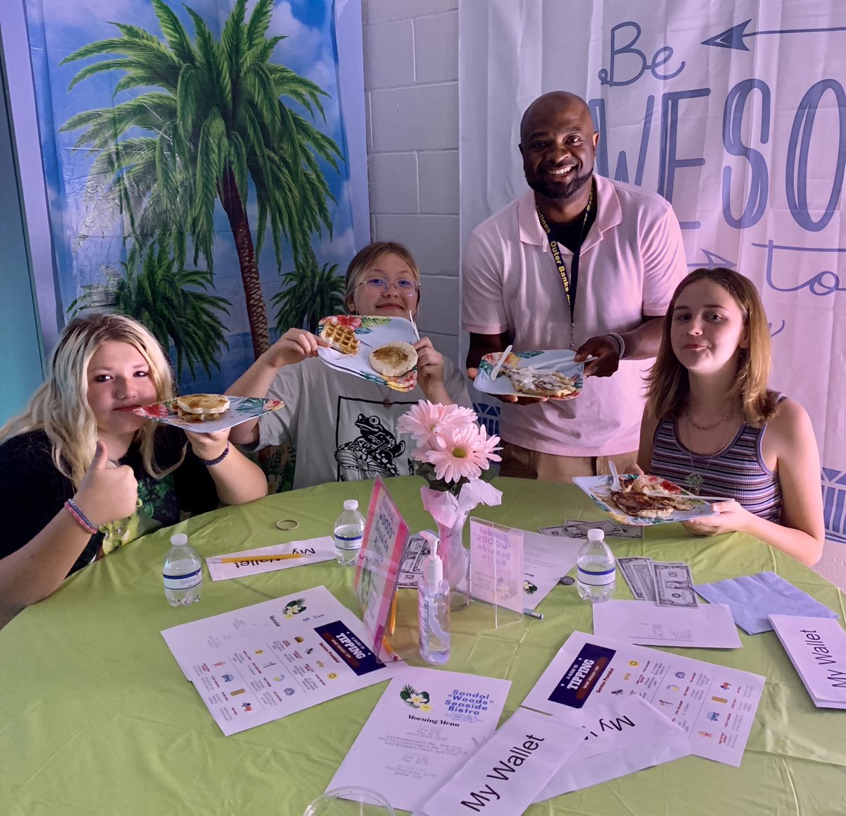 ashley_basnight's tweet photo. Amazing morning in Mr. Woods’ 7th Grade Office productivity class learning about budgeting money and tipping in a restaurant! And what better way than to bring the restaurant to @FfmsSeahawks 😍 #ffmscte #ctefornc #PancakeSquad https://t.co/1FhthfKJfW