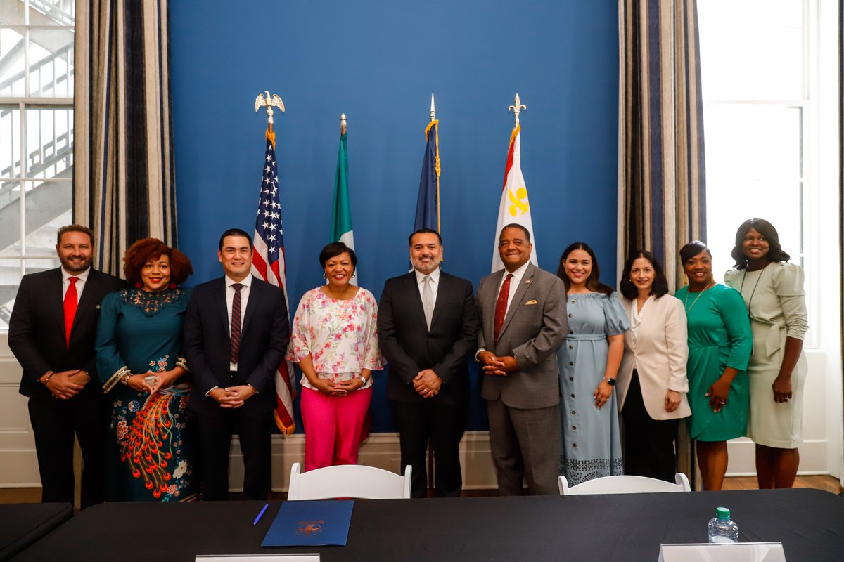 El pasado 20 de mayo el Cónsul Titular, Tito Livio Morales Burelo, acompañó a los alcaldes de las ciudades de #Mérida y #Nueva_Orleans a la firma del Acuerdo de Hermanamiento entre ambas ciudades.
<a href="/RenanBarrera/">Renán Barrera</a> <a href="/AyuntaMerida/">Ayuntamiento Mérida</a> <a href="/mayorcantrell/">Mayor LaToya Cantrell</a>  <a href="/SRE_mx/">Relaciones Exteriores</a>  <a href="/DGPolitico_SRE/">CoordinacionPolitica</a>