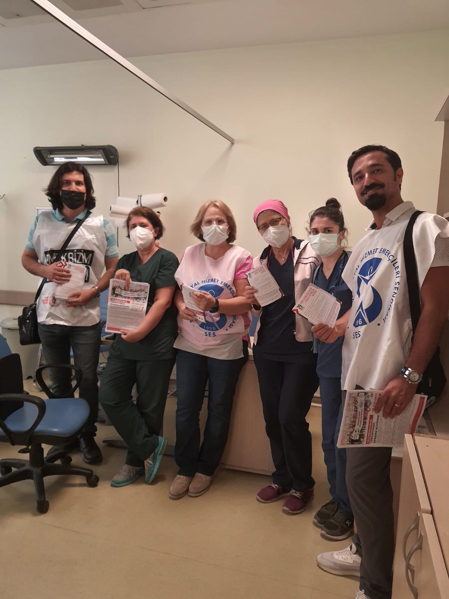 sesgenelmerkezi's tweet photo. İstanbul Bakırköy Şube yöneticilerimiz Dr. Sadi Konuk Eğitim Araştırma Hastanesi ve Prof. Dr. Mazhar Osman Ruh Sağlığı ve Sinir Hastalıkları Hastanesi’nde bildiri dağıtarak 29 Mayıs mitingimize çağrı yaptı. #BeyazMitingdeyim 

Emek Bizim Söz Bizim, Sağlık Hepimizin! https://t.co/tUXyXWZSQi