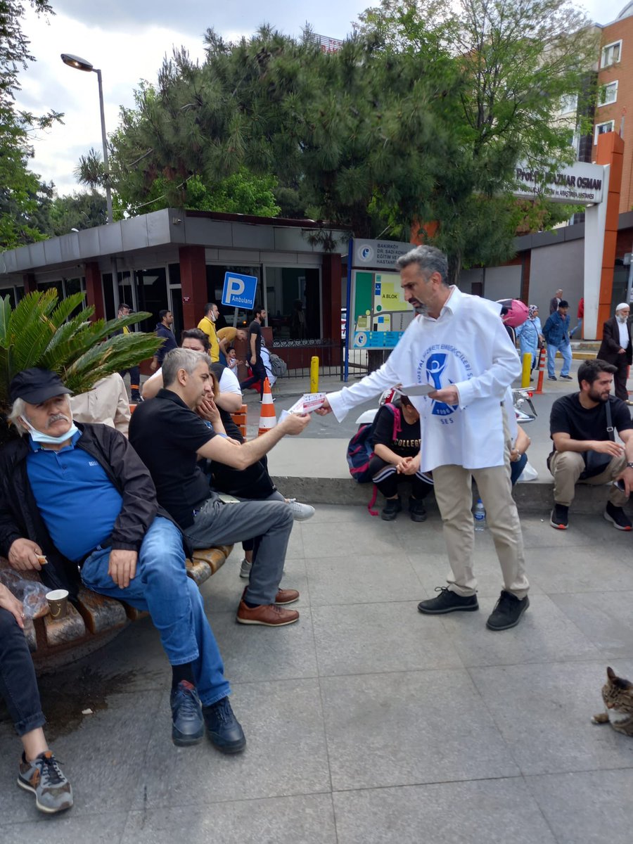 sesgenelmerkezi's tweet photo. İstanbul Bakırköy Şube yöneticilerimiz Dr. Sadi Konuk Eğitim Araştırma Hastanesi ve Prof. Dr. Mazhar Osman Ruh Sağlığı ve Sinir Hastalıkları Hastanesi’nde bildiri dağıtarak 29 Mayıs mitingimize çağrı yaptı. #BeyazMitingdeyim 

Emek Bizim Söz Bizim, Sağlık Hepimizin! https://t.co/tUXyXWZSQi