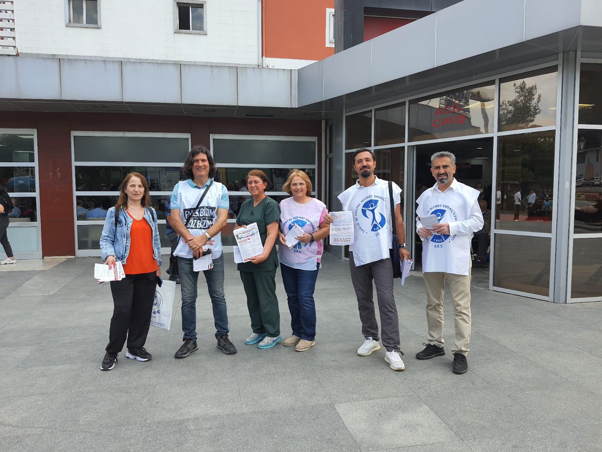 sesgenelmerkezi's tweet photo. İstanbul Bakırköy Şube yöneticilerimiz Dr. Sadi Konuk Eğitim Araştırma Hastanesi ve Prof. Dr. Mazhar Osman Ruh Sağlığı ve Sinir Hastalıkları Hastanesi’nde bildiri dağıtarak 29 Mayıs mitingimize çağrı yaptı. #BeyazMitingdeyim 

Emek Bizim Söz Bizim, Sağlık Hepimizin! https://t.co/tUXyXWZSQi