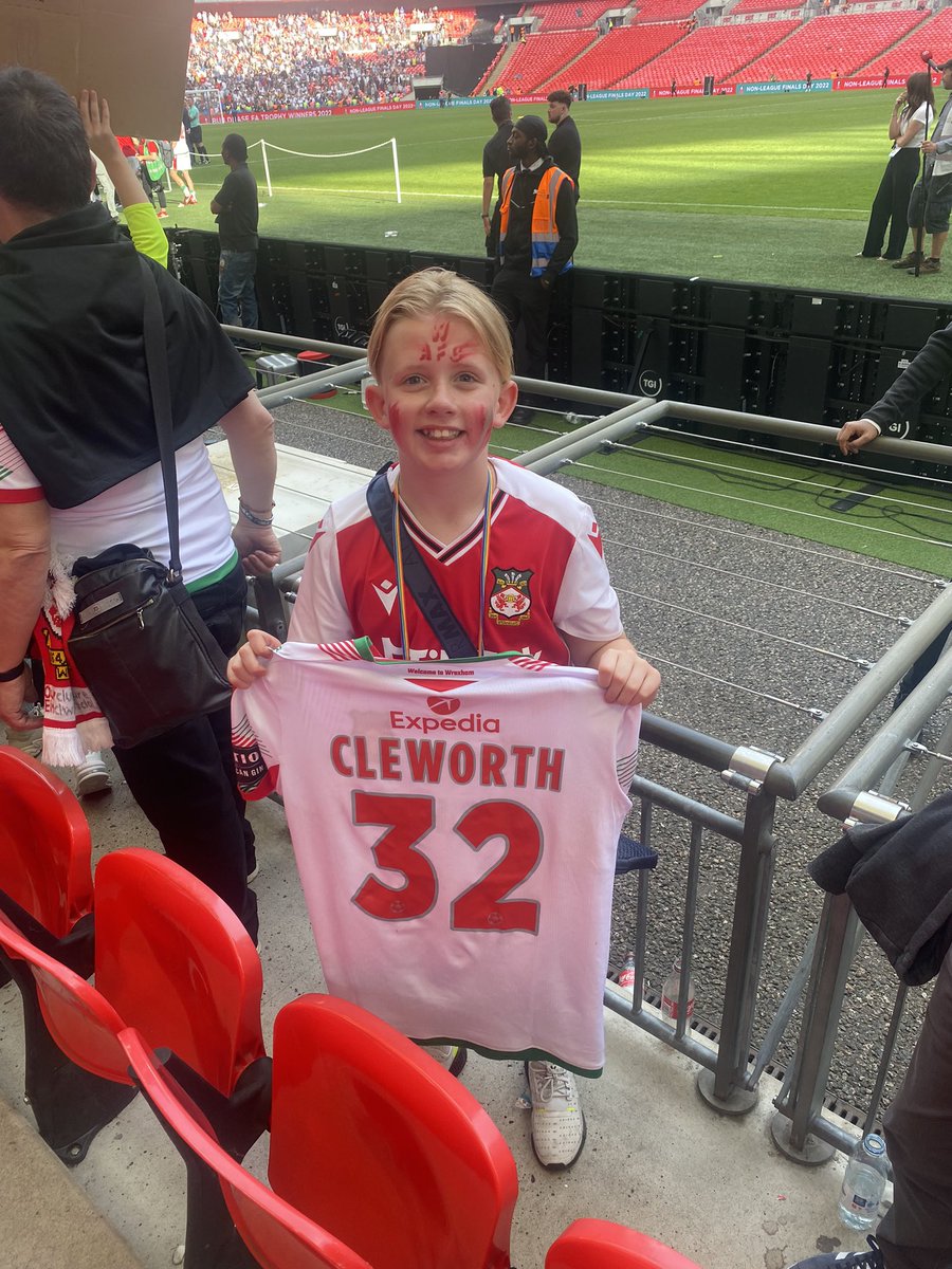 BenBrand22's tweet photo. Massive thanks for putting a smile on Cobi’s face @maxcleworth88 @Wrexham_AFC Something you didn’t have to do but a class gesture and something he will always remember, truly appreciated! #QualityPlayer #QualityLad #OneOfOurOwn #MaxMaldini https://t.co/LWBR6yzypJ