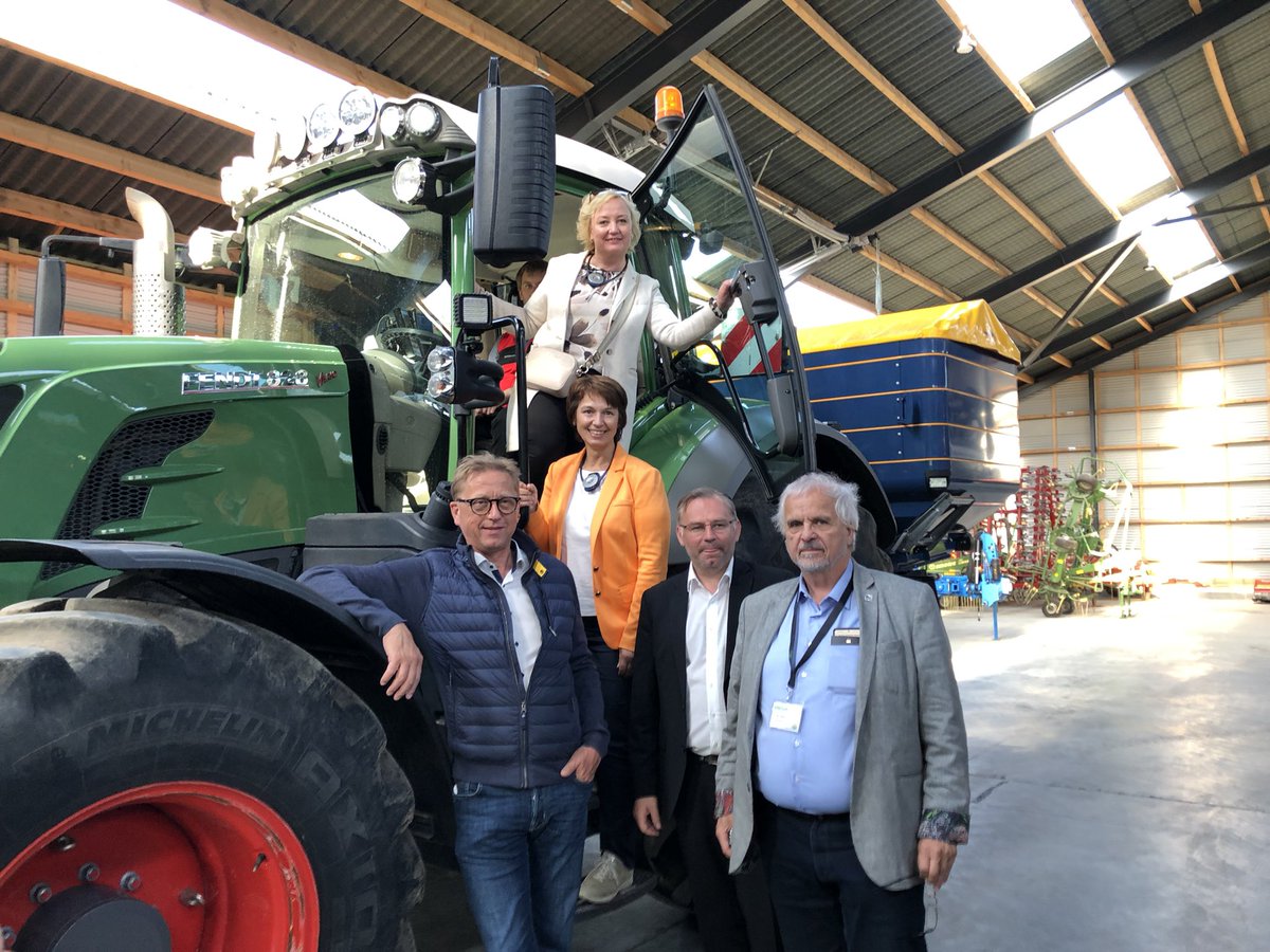 Europarl_DK's tweet photo. .@EP_Agriculture-udvalget med @LinsNorbert og @AsgeriEU i spidsen er i disse dage på inspirationstur i det jyske. I dag blev MEP’erne introduceret til præcisionslandbrug på Løkkegaard i Gylling og dansk fødevareinnovation hos @ArlaDanmark i Viby
#eudk #dkgreen https://t.co/kJj63vHDMx