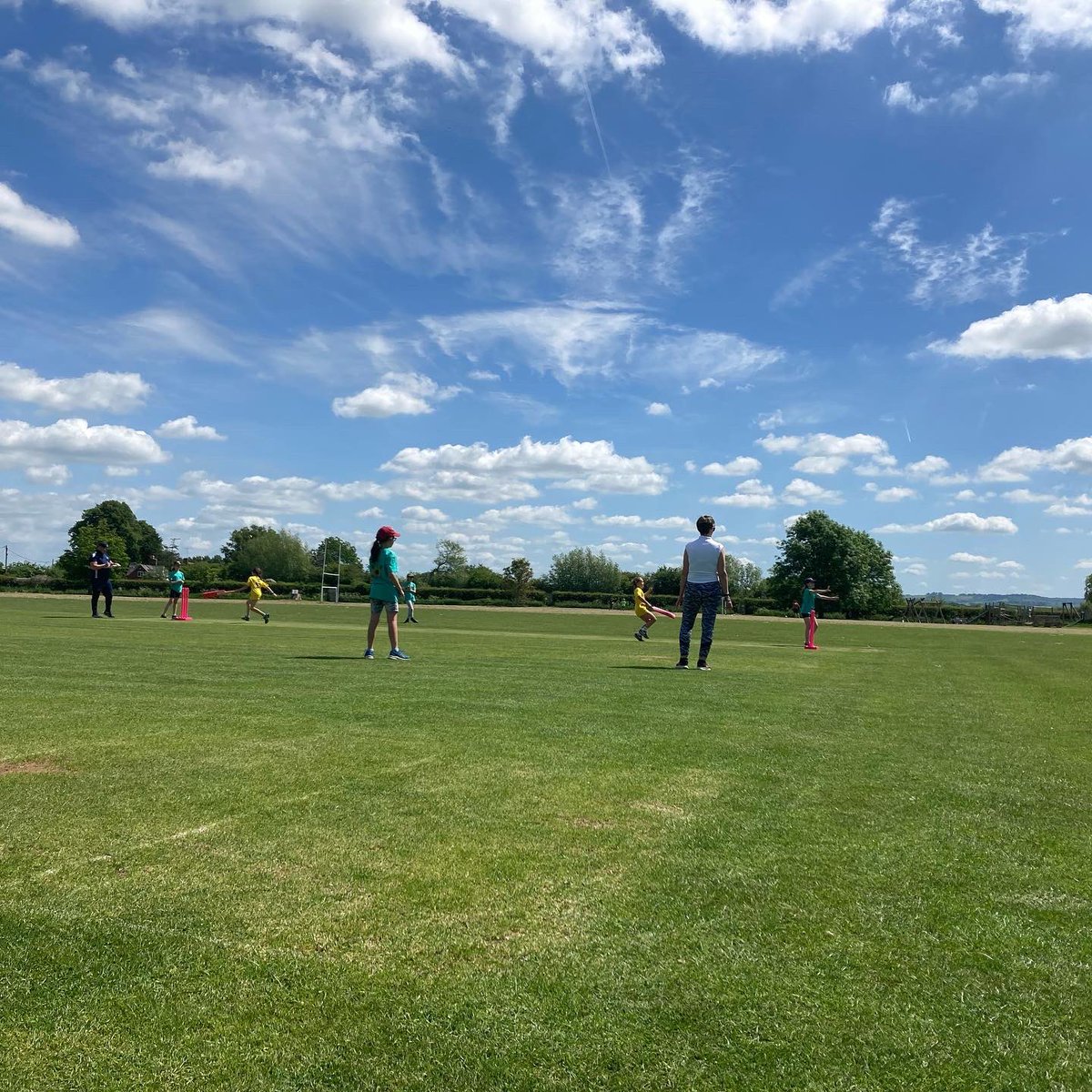 So proud of these young girls!! Yesterday they played in an U9 girls softball festival 🏏⭐️

Thank you @Eddie_Wils109 from <a href="/Oxoncb/">Oxfordshire Cricket</a> for organising the festival and to <a href="/WarboroWarriors/">Warborough Warriors</a> for hosting the event!! 

#proud #girlscricket #softballfestival #upthecees #wearethestags🦌
