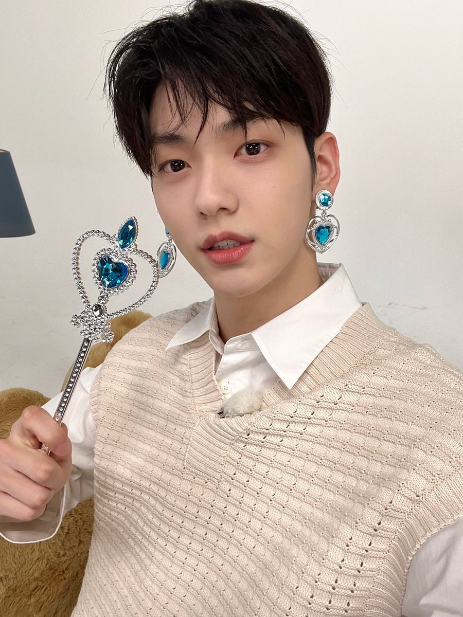 thinkp1txt's tweet photo. pretty princes https://t.co/0MR57xsrdn