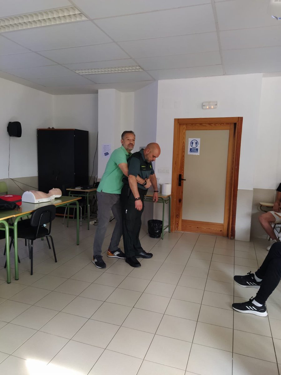 iesrecesvinto's tweet photo. Estos días, los chicos y chicas de 3° y 4° de ESO están aprendiendo primeros auxilios. Muchas gracias a la Guardia Civil por haber venido a formarles. https://t.co/cf7ZxHaKsU