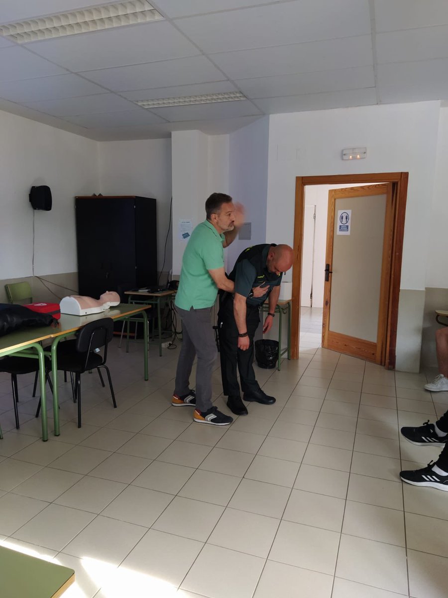 iesrecesvinto's tweet photo. Estos días, los chicos y chicas de 3° y 4° de ESO están aprendiendo primeros auxilios. Muchas gracias a la Guardia Civil por haber venido a formarles. https://t.co/cf7ZxHaKsU