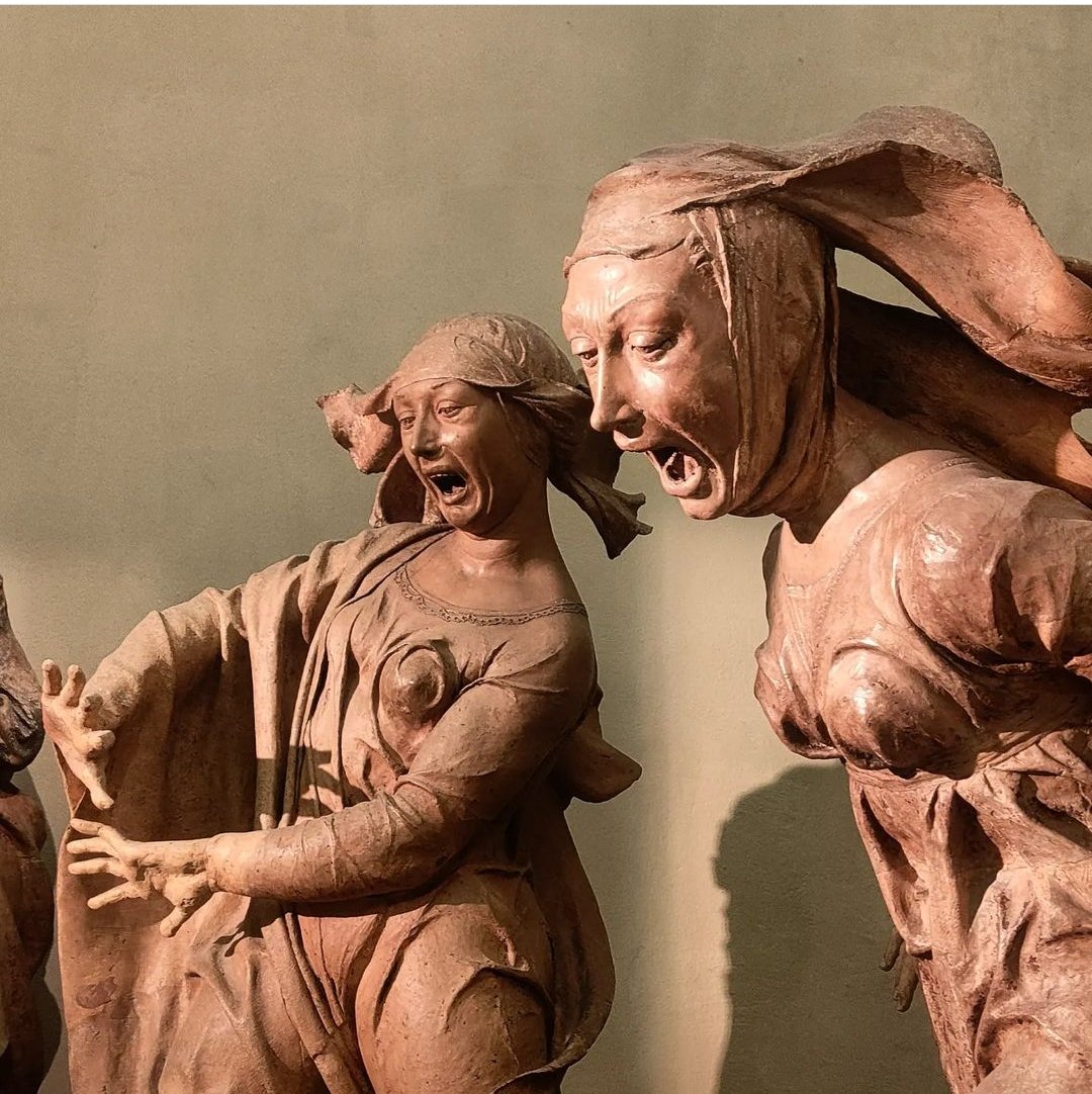 rositaromeo's tweet photo. Chi di noi non è mai stata Maria Maddalena o Maria di Cleofa col volto trasfigurato dal dolore? Chi di noi non conosce la mostruosa disperazione?
Forse solo le lacrime incontenibili potrebbero spiegare la bellezza drammatica del #Compianto sul Cristo morto di Niccolò dell'Arca https://t.co/6UjIDoeCkD