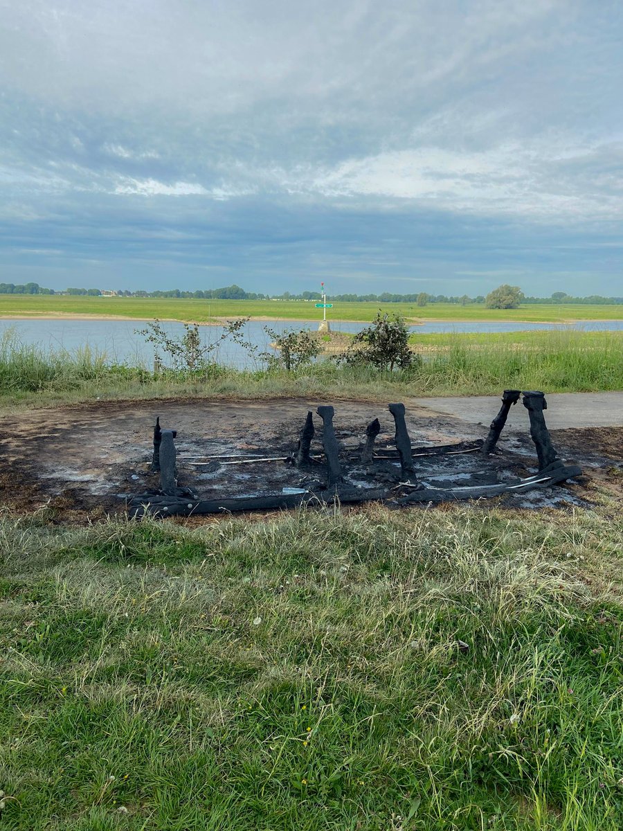 Picknicktafels bij de IJsselkop in Westervoort vernield. westervoortplaza.nl/picknicktafels…  #Westervoort