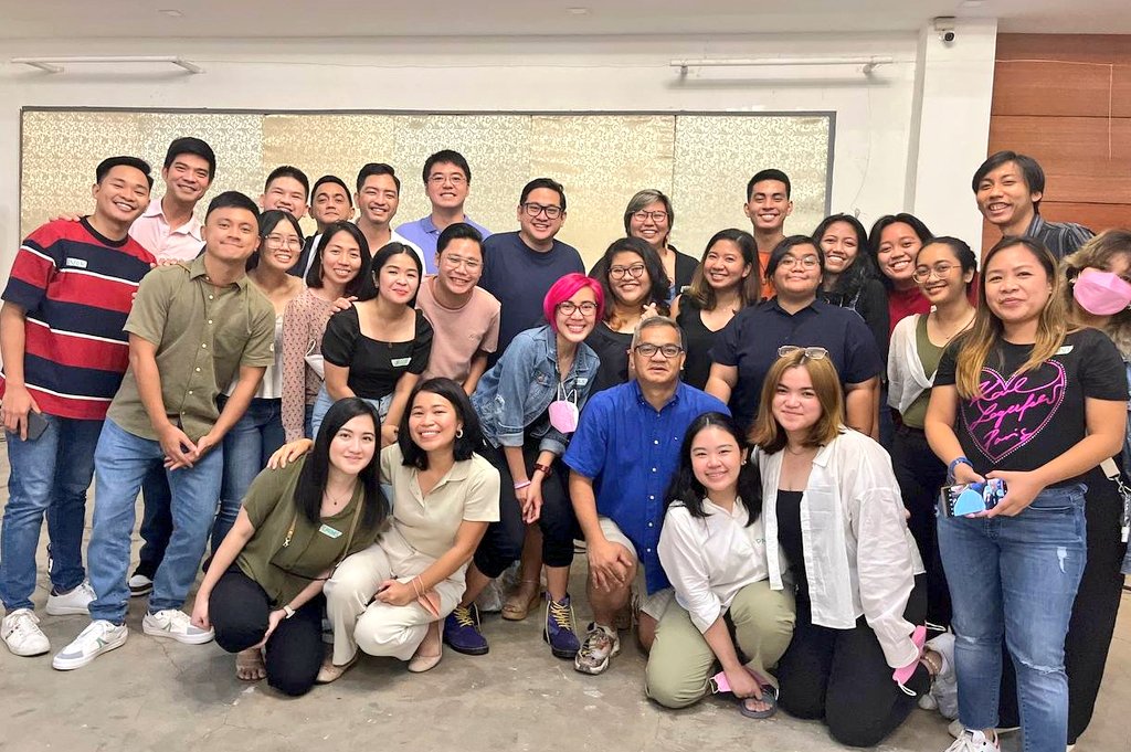 jonmontesa_'s tweet photo. Leni Robredo Presidential Campaign - Communications Team 🌸🌸🌸 So honored to be part of this amazing team! 🇵🇭 #LabanLeni2022 https://t.co/L5QNgboOSf