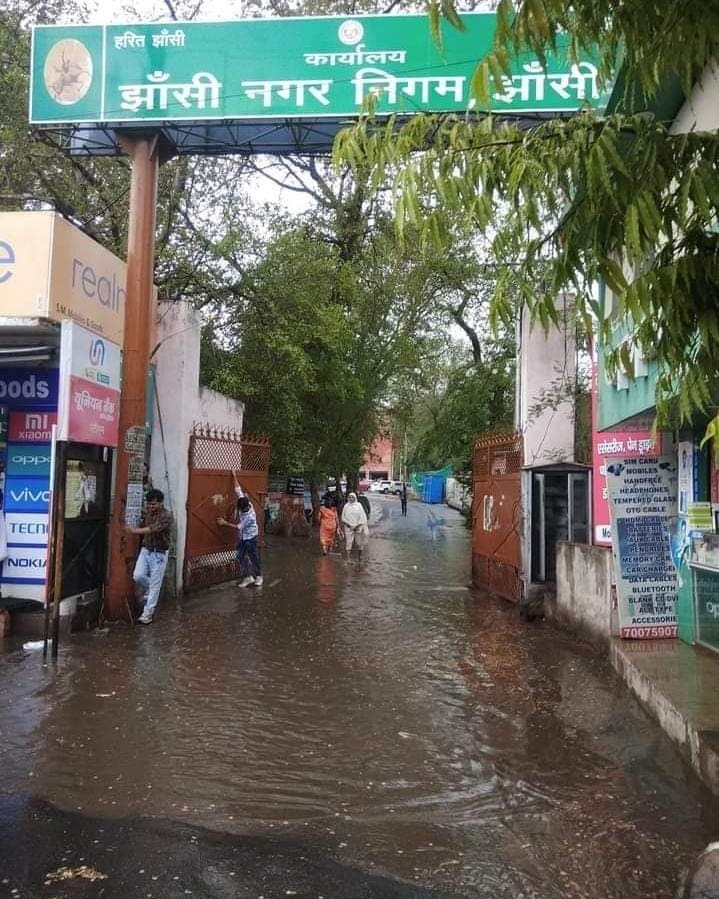 bundelkhaandsen's tweet photo. झाँसी का विकाश
और
झाँसी नगर निगम का विकाश

@anshumndixit 
@myogiadityanath 
@narendramodi 
@AnuraagJhansi 
@dmjhansi1 
@NagarNigamJHS 

#बुन्देलखण्ड_राज्य_बनाओ
#बुन्देलखण्ड_सेना
#अंशुमन_दीक्षित https://t.co/hWdHuX9zYL