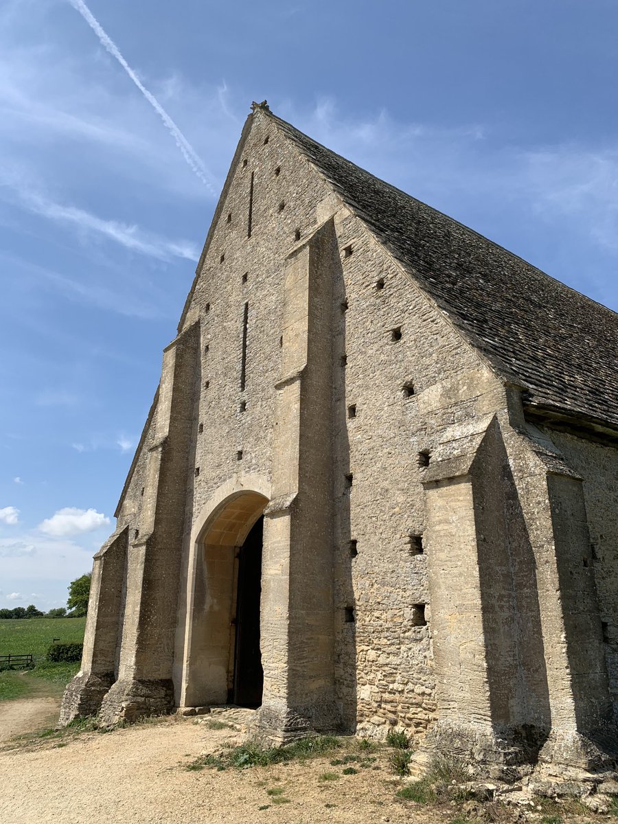 AdeTinniswood's tweet image. Cathedral #GreatCoxwell #tithebarn