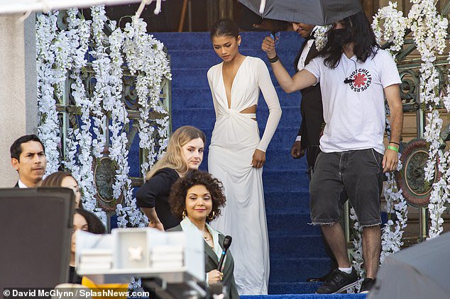 Zendaya Updates on Twitter: "Zendaya photographed filming on set