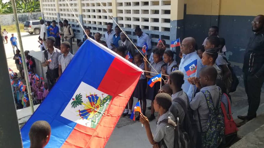 nesmymanigat's tweet photo. #MARTISSANT
“Réouvrir les portes d’une école permet à l’École d’aider à réouvrir d’autres portes”. Après #LaSaline #CitéSoleil, 350 élèves de l’école nationale d’application de Martissant ont retrouvé ce 23 mai leurs locaux après 11 mois de fermeture. #LekòlPaKaTann @UNICEFHaiti https://t.co/pcHEPEd8vZ