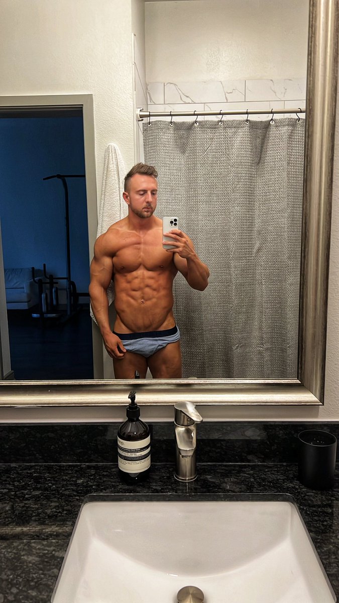 miles__alex's tweet photo. Woke up feeling recharged ⚡️ who’s ready for the week 💪🏼 https://t.co/ijjX011oqi