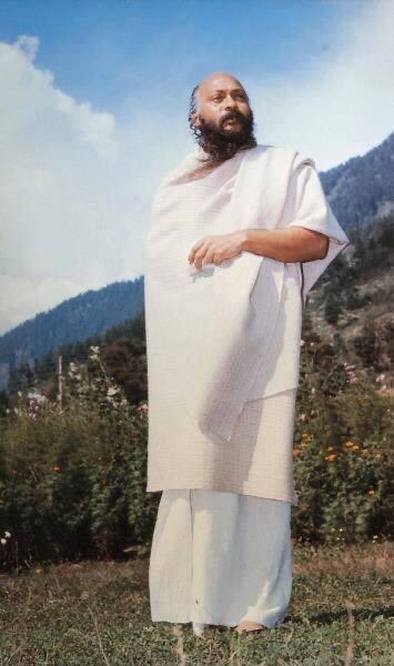 KrisBhattarai's tweet photo. We are too much concerned with thoughts and never aware of the gaps. One thought passes, and before another enters there is a gap – in that gap the sky is there. Then, whenever there is no thought, what is there? The emptiness is there…⬇️
#Osho
#TheGaps https://t.co/sMEez18H9c