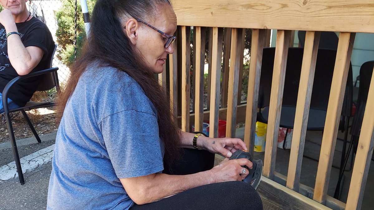 Check out more scenes from the warm weather last week! Here we have Kat refinishing the railing on the back porch.
#nonprofits #nonprofitsofinstagram #minneapolis #minnesota #twincities #spring #warmweather #DIY #community https://t.co/R20MPEw1dA