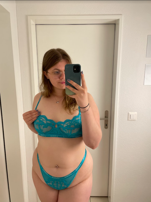 Guten Morgen ❤❤ https://t.co/OmagEMgmxI<a href="/tag/curvy"class="tags"><span>#curvy</span></a><a href="/tag/venusaward"class="tags"><span>#venusaward</span></a>
