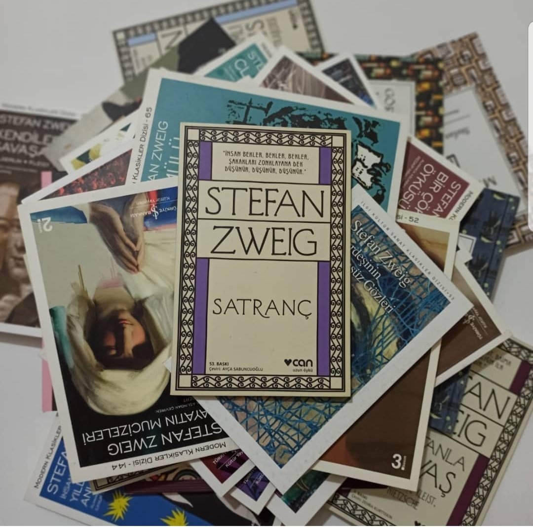 📚Sonunda yalnızdım ve Asla yalnız olmayacaktım.
📚İnsan bekliyor, bekliyor, bekliyordu, düşünüyor, düşünüyordu, şakakları ağrımaya başlayana kadar düşünüyordu. Hiçbir şey olmuyordu. İnsan yalnız kalıyordu. Yalnız. Yalnız.
<a href="/Benimokumam/">Birsen📚🇹🇷</a> <a href="/mavi__ayrac/">Mavi Ayraç</a> #kitapseverlertakiplesiyor